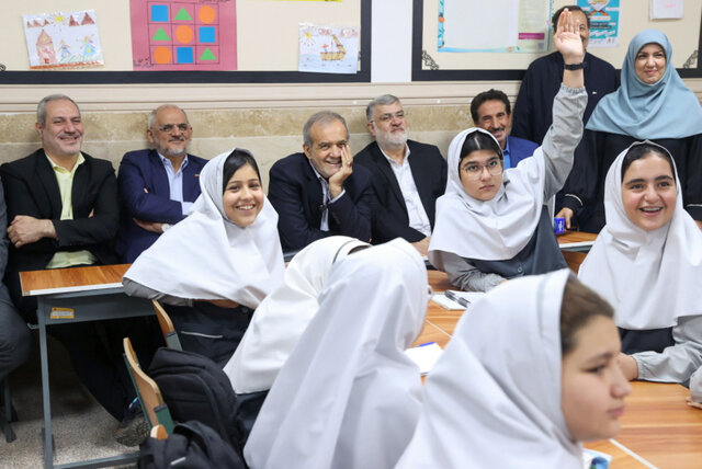 پزشکیان: آموزش هوشمند باید تنها به محتواهای دیداری، شنیداری و تعاملی محدود نماند