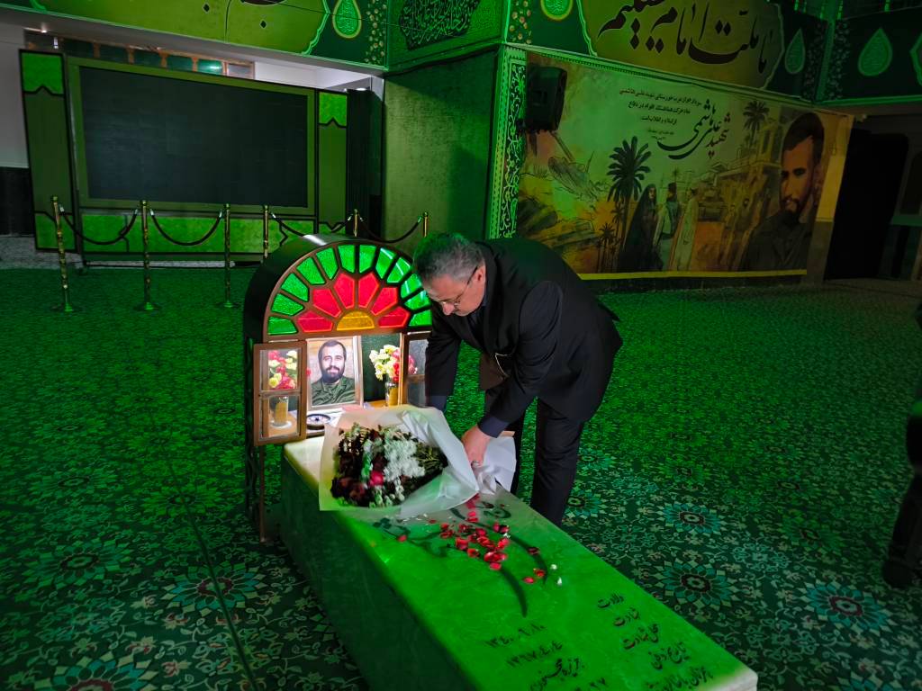 مدیرعامل شرکت توسعه نیشکر به مقام شامخ شهدا ادای احترام کرد