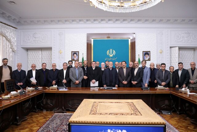 پزشکیان در نشست با فعالان اصناف؛ اتخاذ ۴ تصمیم مهم دولت و مجلس برای حمایت از بازار و فعالان اقتصادی