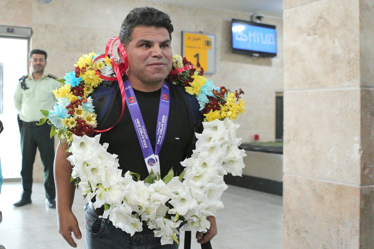 استقبال از قهرمان پرتاب نیزه جهان با حضور جمعی از مسئولان باشگاه فرهنگی ورزشی فولاد خوزستان