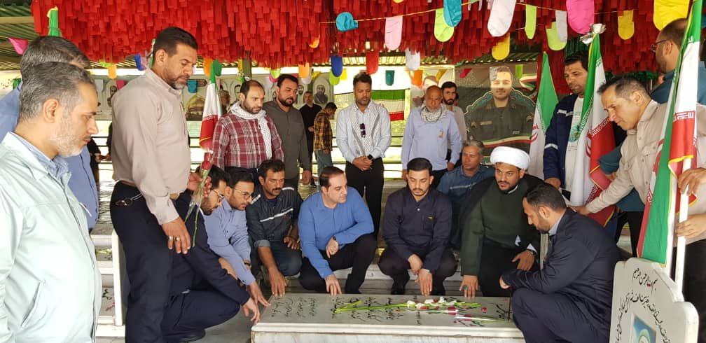 غبار روبی و عطر افشانی مزار شهدا توسط بسیجیان فولاد خوزستان